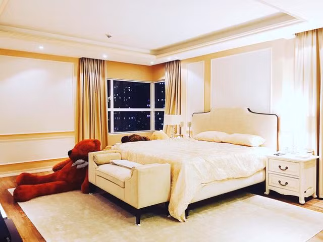 Phòng ngủ của cô được trang trí khá giản dị nhưng không kém phần sang trọng. 