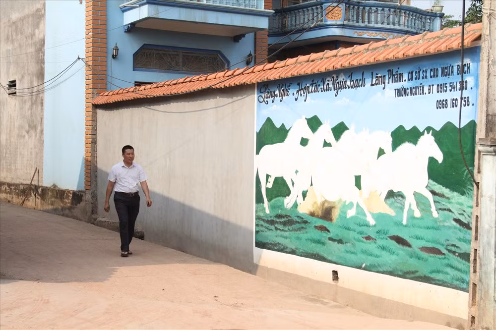 Các hộ dân làng Phẩm nuôi ngựa từ những năm 1990, ban đầu chỉ nuôi ngựa đỏ, ngựa đen để phục vụ kéo xe thồ. Sau đó thấy ngựa bạch có hiệu quả kinh tế cao hơn nên họ quyết định chuyển sang nuôi ngựa bạch. 