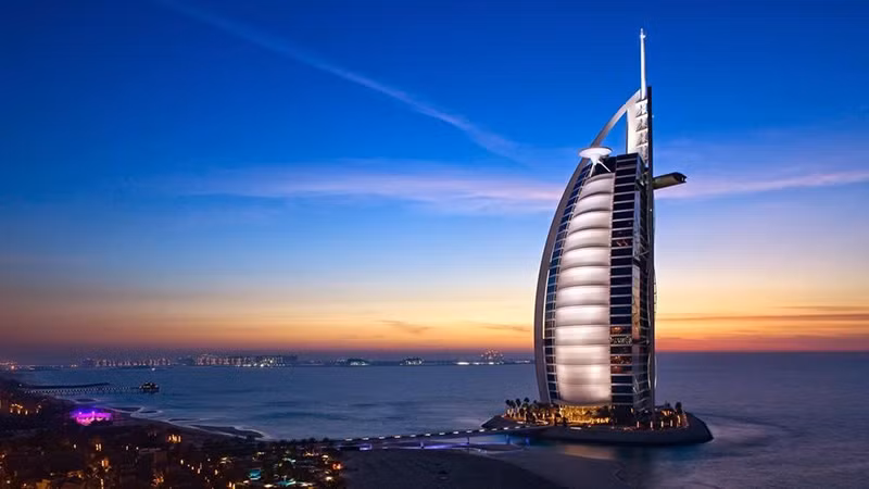 Khách sạn Burj al-Arab trở nên nổi bật lên giữa biển cả khi được đặt lệch về phía bên phải khung hình