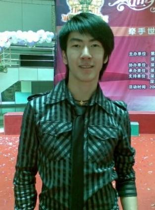 Từ năm 14 tuổi, chàng trai này đã mạnh dạn xin việc tại một tòa soạn lớn ở Trung Quốc .