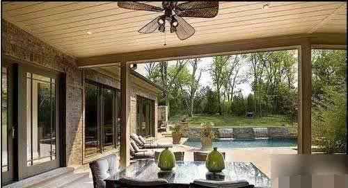 Phía sau biệt phủ còn có một hoa viên và một con suối nhân tạo vô cùng nên thơ và lãng mạn. Bên cạnh là một hồ bơi gia đình ngoài trời, phản chiếu ánh mặt trời lấp lánh.