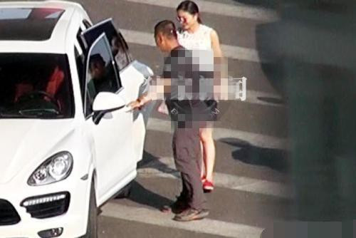Ngoài ra bên trong biệt phủ còn có gara rộng rãi chứa 6 xe hơi đắt tiền, trong đó có 2 chiếc xe Porsche được bà xã Trần Đình chuyên dùng cho việc đưa đón các con đi học và mua sắm.