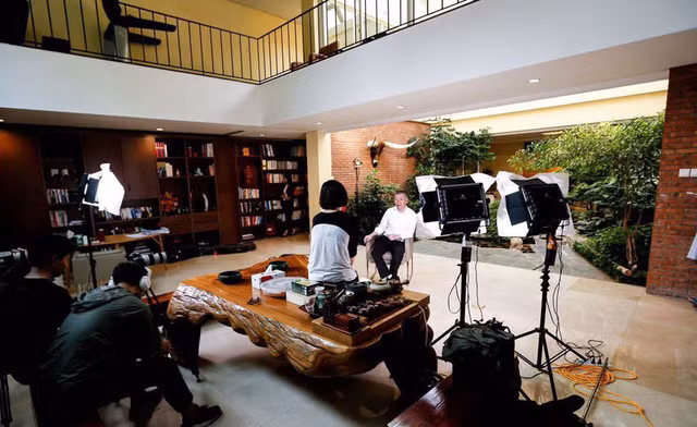 Được biết vị đạo diễn giàu có này bên cạnh thu nhập từ làm phim, ông còn là một cổ đông của hãng phim Hoa Nghị với khối tài sản lên đến 1,5 tỉ NDT (5,1 nghìn tỉ đồng).