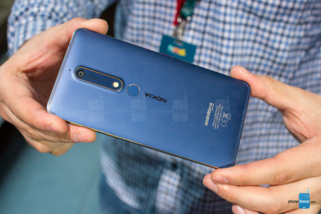 Cảm biến vân tay sau lưng đặt dưới camera.