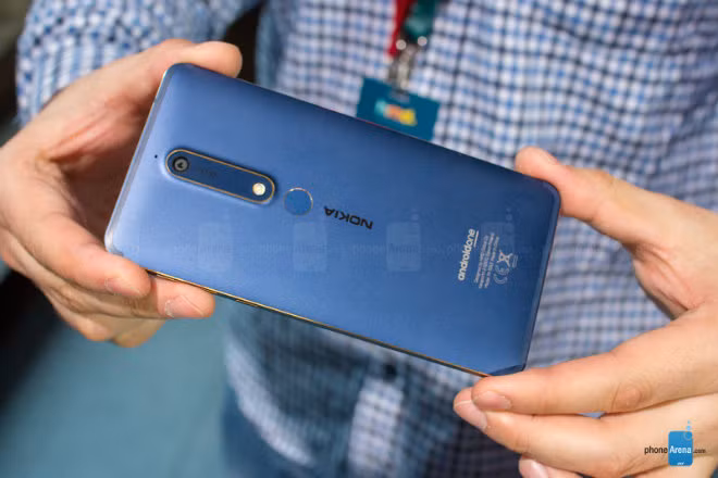 Cảm biến vân tay sau lưng đặt dưới camera.