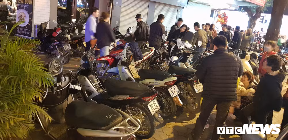 Giá 50.000 đồng/chiếc xe máy được gửi tại Bờ hồ Hoàn Kiếm.