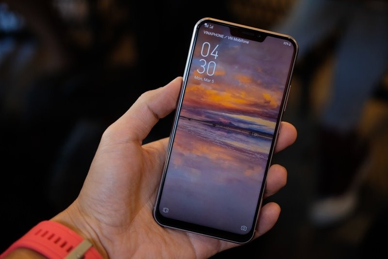 Asus Zenfone 5 với thiết kế màn hình tai thỏ. Ảnh: H.Đ.