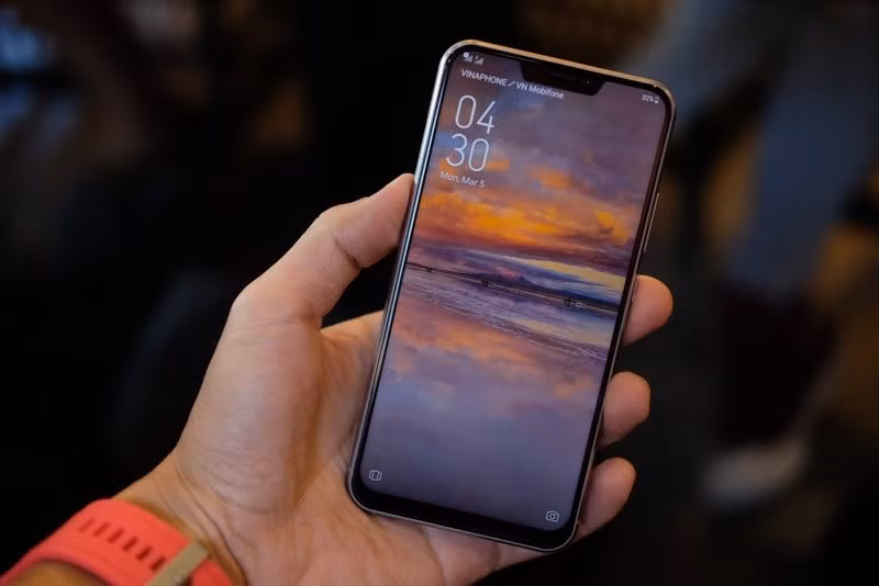 Asus Zenfone 5 với thiết kế màn hình tai thỏ. Ảnh: H.Đ.