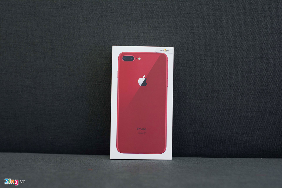Hộp của iPhone 8 Plus màu đỏ giống như những phiên bản thông thường, chỉ khác ở màu sắc.