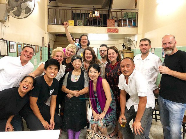 Không chỉ đến để thưởng thức đồ ăn, nhiều du khách còn muốn chụp ảnh với chủ quán - @cheftonn.