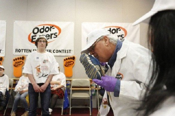 Các chuyên gia đánh hơi tàu vũ trụ phải có khả năng đọc các chất hoá học trên đồ vật sau khi ngửi.