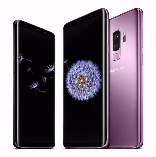 Giá Galaxy S9 Plus đắt hơn: Galaxy S9 có giá khởi điểm 720USD, rẻ hơn chút so với mức giá khởi điểm 725USD của S8 năm ngoái. Trong khi đó, model Galaxy S9 Plus có giá khởi điểm 840USD, cao hơn giá khởi điểm của S8 Plus năm ngoái – 825USD. Với mức giá không cao hơn nhiều nhưng bạn sẽ nhận được một siêu phẩm được nâng cấp camera, tăng thêm RAM và nguồn pin nhỉnh hơn chút (tương đương với tuổi thọ pin dùng lâu hơn). Không có sự khác biệt lớn về giá cả nhưng sau một năm, giờ đây giá S8 và S8 Plus đã rẻ hơn trước nên bạn sẽ tiết kiệm được một khoản nếu lựa chọn một trong hai phiên bản này thay vì siêu phẩm S9. Đổi lại, bạn vẫn sẽ nhận được trải nghiệm gần như giống hệt nhau.