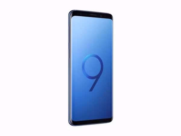 Galaxy S9 có màn hình giống như Galaxy S8 về kích cỡ và độ phân giải: Khi nói đến màn hình của Galaxy S9, bạn sẽ thấy chúng không được nâng cấp gì về kích cỡ và độ phân giải so với phiên bản S8 năm ngoái. Giống như Galaxy S8, Galaxy S9 sở hữu màn hình AMOLED 5,8 inch và có tỷ lệ 18:9. Trong khi đó Galaxy S9 Plus có màn hình AMOLED 6,2 inch và tỷ lệ 18:9 giống như S8 Plus. Về trực quan, bạn sẽ không cảm thấy sự khác biệt giữa các điện thoại này.