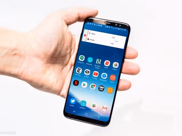 Cả hai điện thoại đều có thời lượng pin đáng kinh ngạc và gần như giống hệt nhau: Galaxy S8 và Galaxy S9 có cùng dung lượng pin 3000mAh đối với model tiêu chuẩn và pin 3.500mAh đối với phiên bản Plus. Khi nói đến thời lượng pin, không có sự khác biệt lớn. Galaxy S8 tiêu chuẩn có thể đàm thoại liên tục tới 20 tiếng đồng hồ so với 22 tiếng đồng hồ của Galaxy S9. Như vậy không có sự khác biệt nhiều.