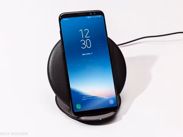 Cả Galaxy S8 và Galaxy S9 đều hỗ trợ sạc không dây và sạc nhanh và có thể sạc nhanh bằng sạc không dây hoặc có dây. Bộ sạc không dây không được trang bị kèm với điện thoại, Samsung tạo ra một vài đế sạc không dây – tương thích với bất kỳ smartphone nào có khả năng sạc không dây chứ không chỉ các thiết bị của Samsung. Tuy nhiên, để tận hưởng điều đó, bạn sẽ phải chi khoảng từ 40-70USD cho đế sạc không dây này.
