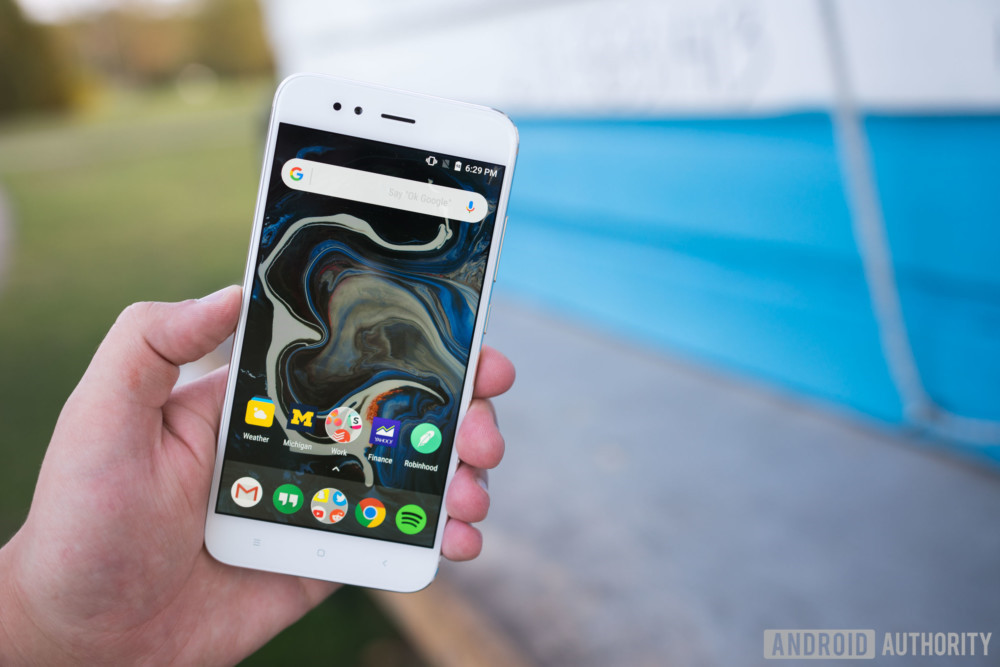 6. Xiaomi (131 ngày) - Xiaomi thường tập trung phát triển nền tảng MIUI của riêng họ và ít khi nâng cấp lên các phiên bản Android mới. Tuy nhiên, hãng cũng đã kịp thời cập nhật cho một danh sách tương đối nhiều các sản phẩm như Mi A1, Mi 6, Redmi Note 5, Redmi Note 5 Pro. Trong vài năm gần đây, Xiaomi đã bắt đầu quan tâm đến việc cập nhật hệ điều hành hơn trước.