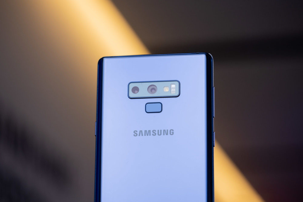 Khởi động máy ảnh và chụp hình - Để mở nhanh camera trên Galaxy Note9, người dùng chỉ cần nhấn và giữ nút Bluetooth trên bút S Pen, và cũng chỉ cần nhấn thêm một lần duy nhất để chụp hình. Tính năng này giúp việc chụp ảnh trên Galaxy Note9 trở nên dễ dàng hơn, người dùng có thể đặt máy cố định ở một chỗ và sử dụng S Pen để chụp ảnh từ xa.