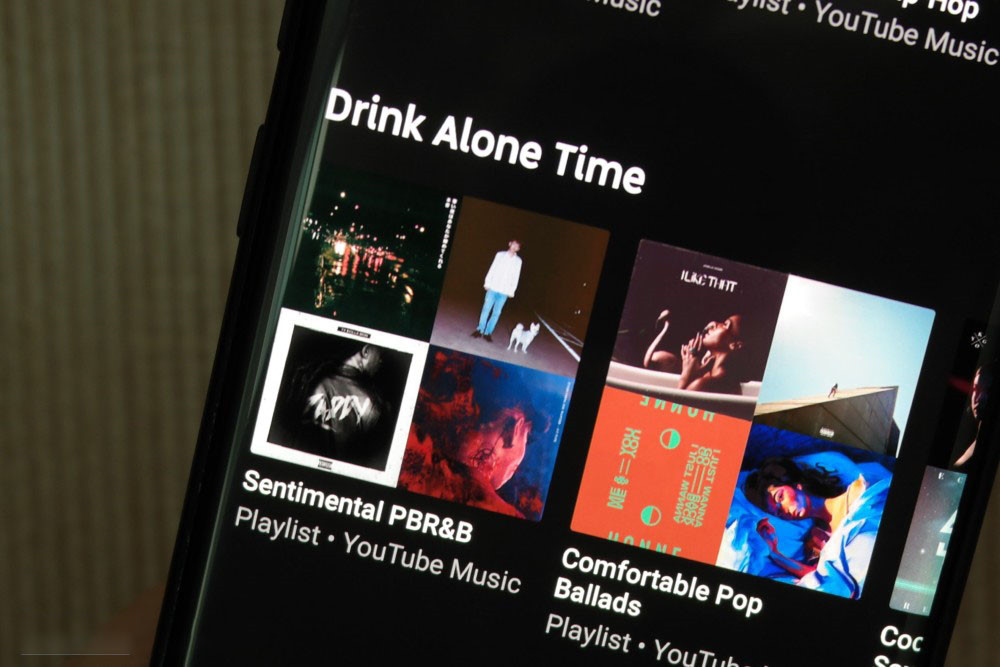 Điều khiển âm nhạc và video - Khi nghe nhạc hoặc xem video trên YouTube, nút Bluetooth trên S Pen sẽ trở thành nút tạm dừng hoặc phát. Bên cạnh đó, khi người dùng kết nối Note9 với loa ngoài, người dùng chỉ cần sử dụng S Pen để tạm dừng hoặc phát bài hát mà không cần trực tiếp mở máy.