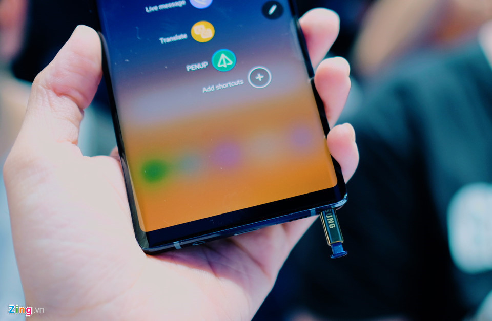 Hỗ trợ thuyết trình - Để sử dụng tính năng này, người dùng chỉ cần kết nối Note9 với máy chiếu thông qua cáp chuyển đổi USB-C. Khi đó, S Pen sẽ trở thành công cụ chuyển đổi giữa các trang slide, người dùng có thể dễ dàng thực hiện bài thuyết trình mà không cần dùng các công cụ phức tạp như máy tính.