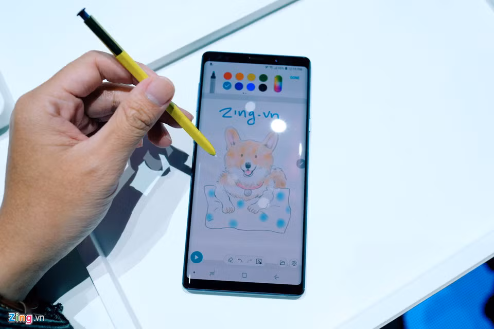 Sở hữu đầy đủ tính năng như mọi chiếc S Pen trước - S Pen luôn là điểm nhấn tạo nên chất riêng cho dòng sản phẩm Galaxy Note. Trên Note9, bút vẫn được trang bị đầy đủ tính năng bao gồm viết, vẽ, xóa, ghi chú và đánh dấu nội dung quan trọng.