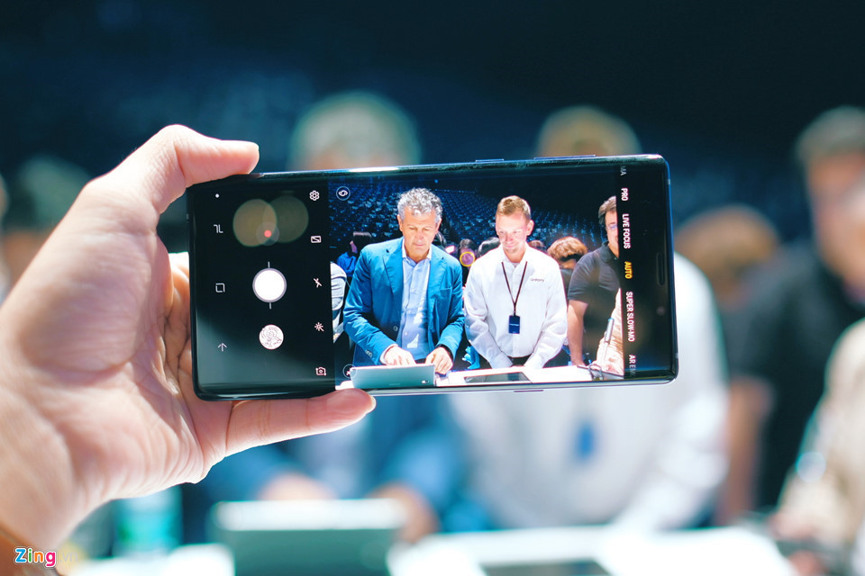 Chuyển nhanh giữa các chế độ trên camera - Người dùng có thể sử dụng S Pen để chuyển qua lại giữa các chế độ chụp hình trên camera của Note9 mà không cần trực tiếp chạm vào máy. Điều này đặc biệt hữu ích khi chụp hình nhóm hoặc người dùng đặt máy xa vị trí chụp.