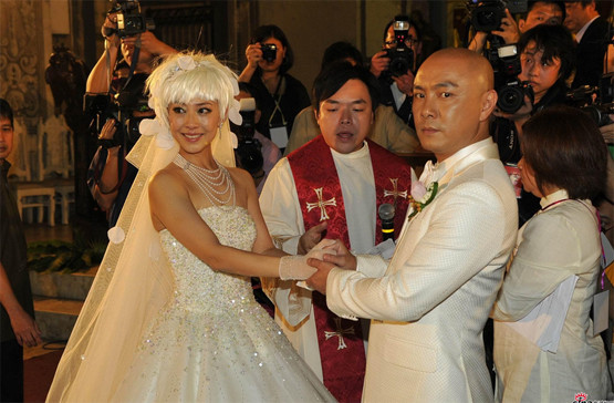 Trương Vệ Kiện và vợ trong ngày cưới năm 2009.