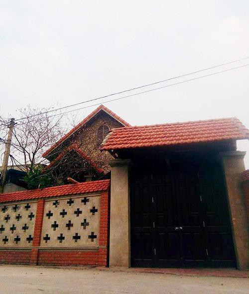 Cổng ngôi nhà khang trang cũng do bố Nhiên xây dựng.