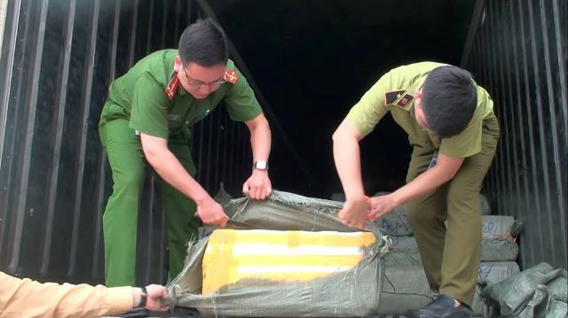 215 thùng xốp chưa nầm lợn bốc mùi hôi thối rất khó chịu.