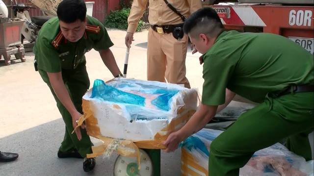 15 hộp xốp chứa hơn 11 tấn sản phẩm nội tạng động vật nằm trong thùng xe.