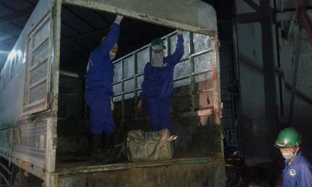 Các thùng thực phẩm được chuyển lên đường ray đưa vào lò tiêu hủy theo quy trình hết sức nghiêm ngặt.