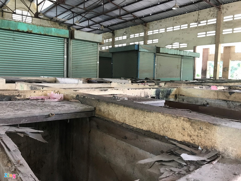 Số kios bằng cửa kéo sắt thép đã gỉ sét, không thể hoạt động. Trong khi đó, các sạp bằng gỗ và bê tông đều mục ruỗng. Bên trong các sạp này chất đầy rác. Một số tiểu thương cho rằng việc thiết kế sạp hàng thế này khiến họ rất khó buôn bán bởi mặt tiền sạp chỉ khoảng 2 m. Diện tích này quá nhỏ chỉ đủ chỗ ngồi và không thể chất hết hàng hóa.