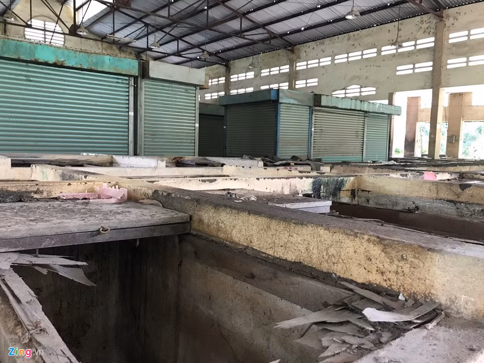 Số kios bằng cửa kéo sắt thép đã gỉ sét, không thể hoạt động. Trong khi đó, các sạp bằng gỗ và bê tông đều mục ruỗng. Bên trong các sạp này chất đầy rác. Một số tiểu thương cho rằng việc thiết kế sạp hàng thế này khiến họ rất khó buôn bán bởi mặt tiền sạp chỉ khoảng 2 m. Diện tích này quá nhỏ chỉ đủ chỗ ngồi và không thể chất hết hàng hóa.