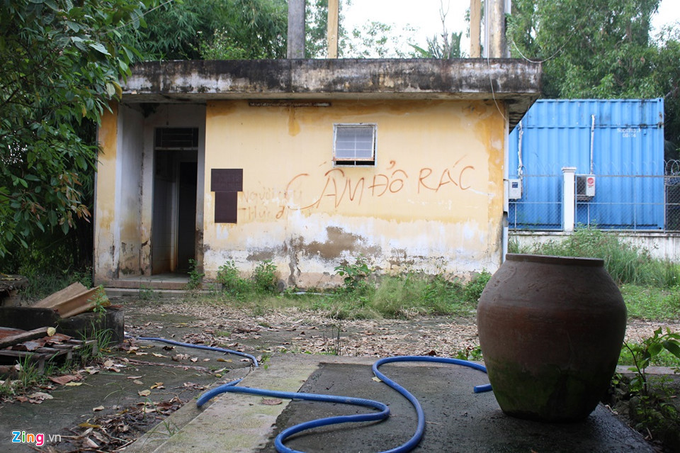 Nhà vệ sinh duy nhất của chợ Phú Hữu nằm sâu bên trong, không điện đóm nên tối om. Lối dẫn vào trơn trượt do rêu và cỏ mọc đầy.