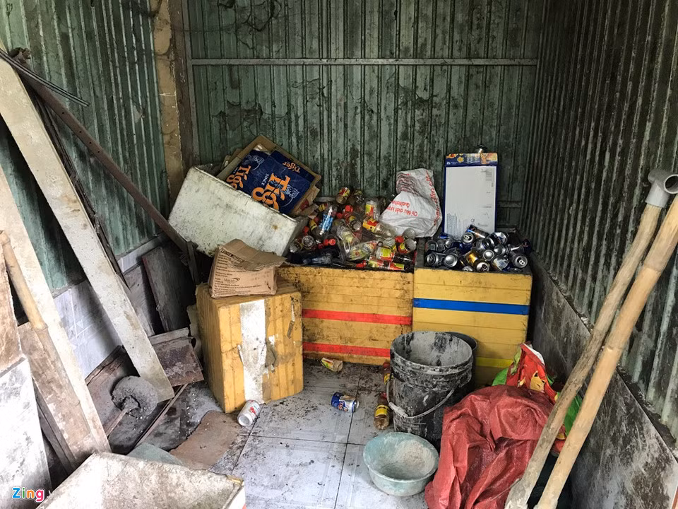 Từ nơi buôn bán, một số khu vực nhà lồng chợ Phú Hữu thành nơi tập kết phế liệu và các xe hàng của các tiểu thương bán điểm tâm sáng, nước giải khát ven đường Nguyễn Duy Trinh trước chợ.