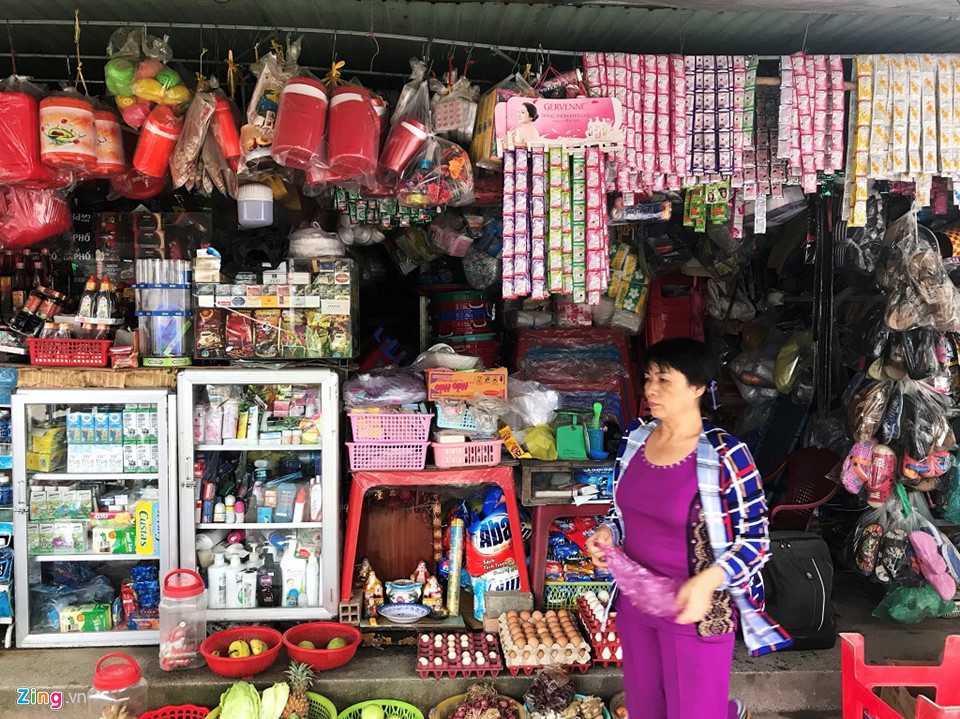 “Thời gian đầu, chợ có kha khá tiểu thương nhưng thực sự khách hàng rất ít. Ai cũng bảo nhau phải kiên nhẫn nhưng không ngờ buôn bán ngày càng ế ẩm. Sau đó, hầu hết tiểu thương đều ôm hàng trở lại các chợ tự phát bán hết”, bà Thảo - một trong các hộ còn thuê các kiosk tại chợ Phú Hữu, cho hay.