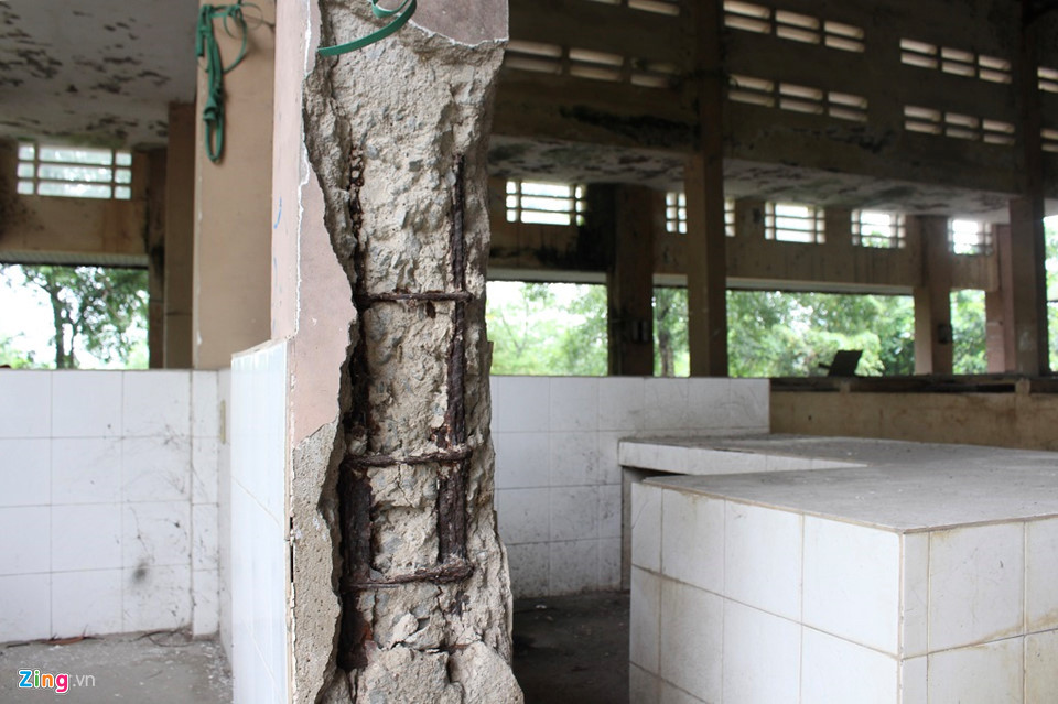 Sau 14 năm xây dựng, nhiều trụ bê tông chịu lực trong khu vực nhà lồng đã mục nát, trơ cả khung cốt thép ra ngoài.