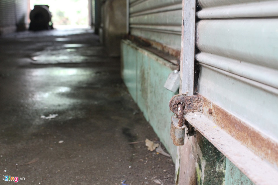 Toàn bộ mái tôn bị dột nên chỉ sau một cơn mưa, nền bê tông trong chợ đều ướt sũng, nhếch nhác và bốc mùi ẩm mốc nồng nặc. Ổ khóa của các sạp hàng sau nhiều năm tra chìa đã gỉ và không thể sử dụng được nữa.