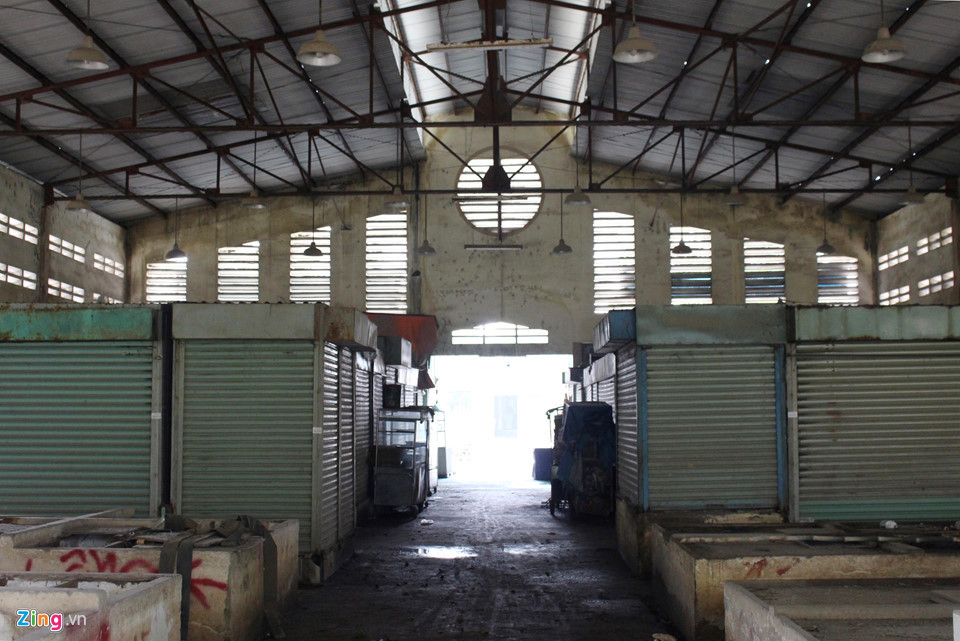 Toàn bộ cơ sở vật chất bên trong nhà lồng chợ Phú Hữu không được sử dụng hàng chục năm qua nên hư hỏng nặng nề. Thiết bị chiếu sáng không hoạt động, nền bê tông bị bong tróc từng mảng lớn khiến chợ thêm tăm tối và mất vệ sinh.