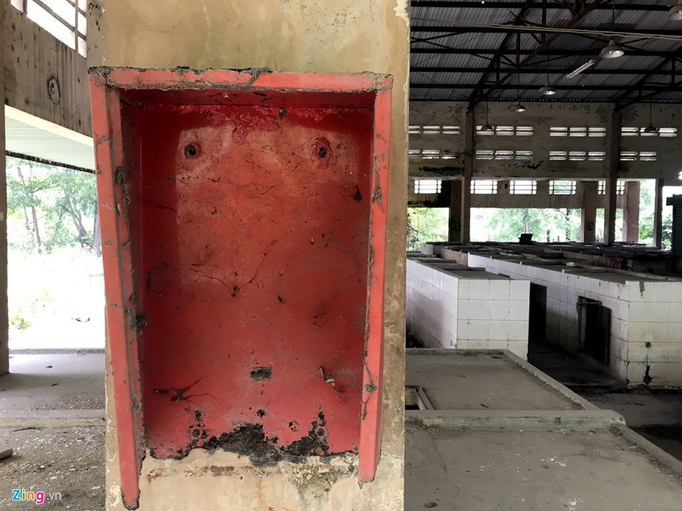 Thiết bị phòng cháy chữa cháy được lắp xung quanh nhà lồng hiện chỉ còn trơ khung.