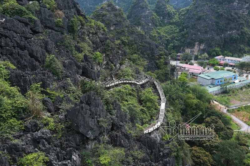 Nhìn từ xa, "Vạn lý trường thành" này tựa như một con rồng bê tông uốn lượn mềm mại.