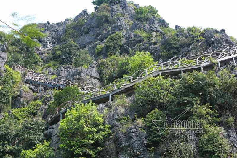 Công trình ôm đỉnh núi Cái Hạ được xây dựng không phép từ tháng 8/2017.