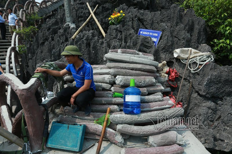 Số tay vịn, lan can tháo dỡ được chất thành đống.