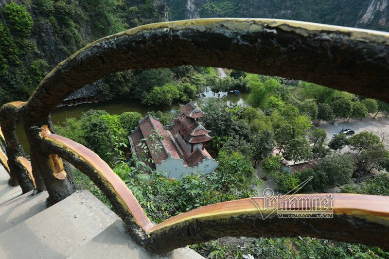 "Vạn lý trường thành" trái phép ở Tràng An là công trình bậc thang có tay vịn bằng bê-tông