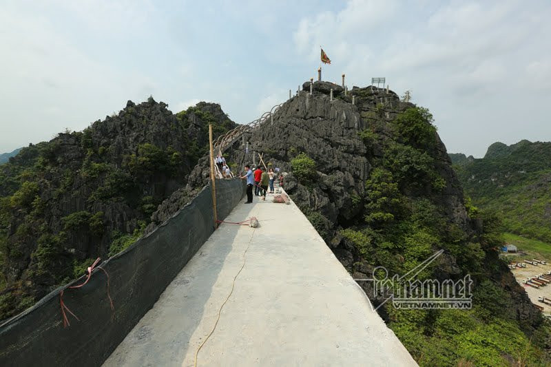 Đến chiều 3/4, đã tháo dỡ được lan can, tay vịn chiếc cầu trái phép.