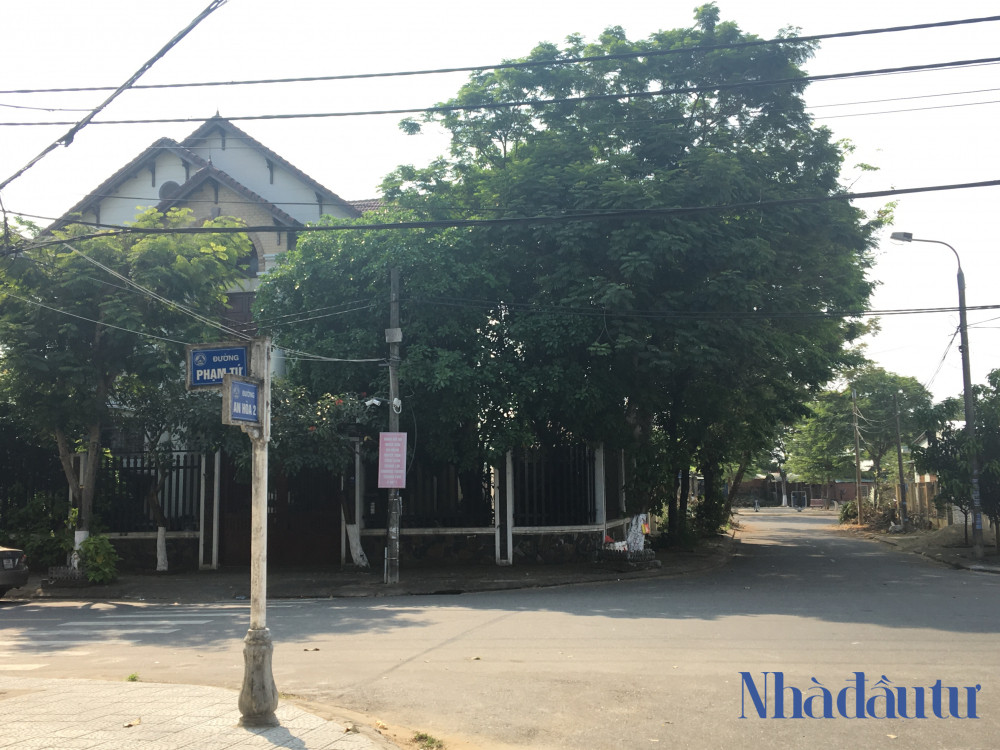 Với vị trí trắc địa, nằm ở góc ngã tư đường Phạm Tứ - An Hòa 2 khiến can biệt thự trở nên nổi bật.