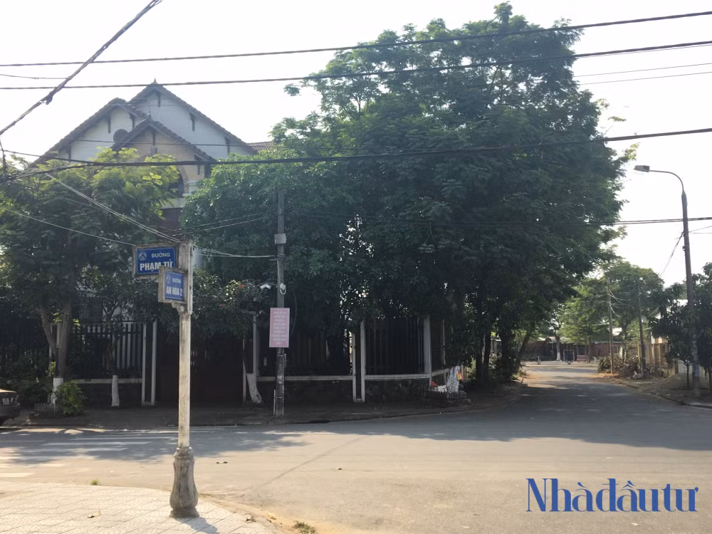 Với vị trí trắc địa, nằm ở góc ngã tư đường Phạm Tứ - An Hòa 2 khiến can biệt thự trở nên nổi bật.