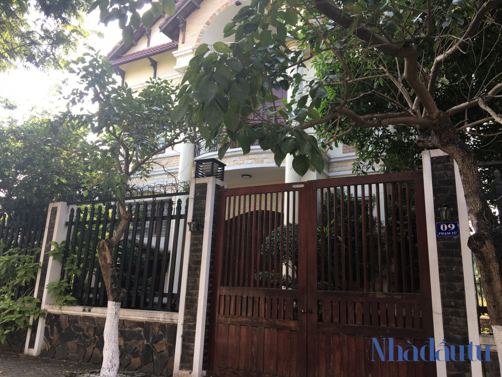 Tiếp đến là căn biệt thự của ông Phan Xuân Ít, nguyên Phó Chánh Văn phòng UBND thành phố Đà Nẵng. Căn biệt thự hai mặt tiền, nằm ở góc ngã tư đường Phạm Tứ và đường An Hòa 2. Ông Ít bị khởi tố về hành vi "Vi phạm các quy định về quản lý đất đai".