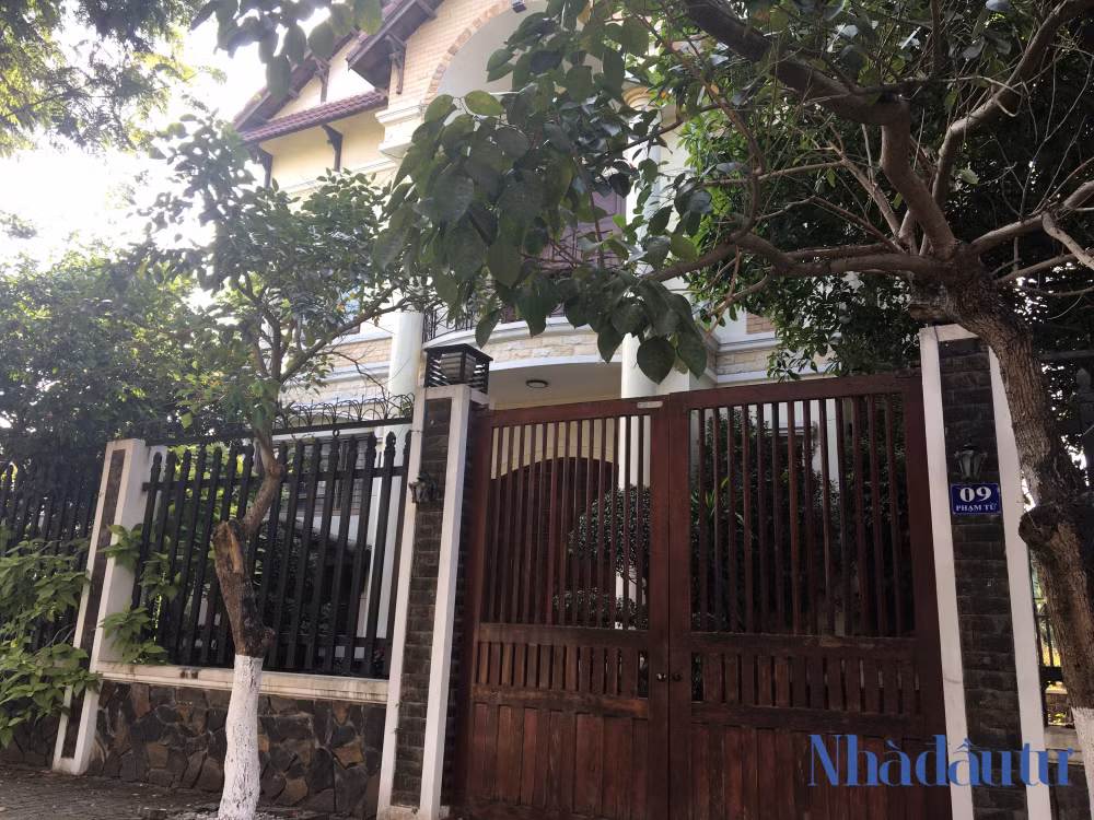 Tiếp đến là căn biệt thự của ông Phan Xuân Ít, nguyên Phó Chánh Văn phòng UBND thành phố Đà Nẵng. Căn biệt thự hai mặt tiền, nằm ở góc ngã tư đường Phạm Tứ và đường An Hòa 2. Ông Ít bị khởi tố về hành vi "Vi phạm các quy định về quản lý đất đai".