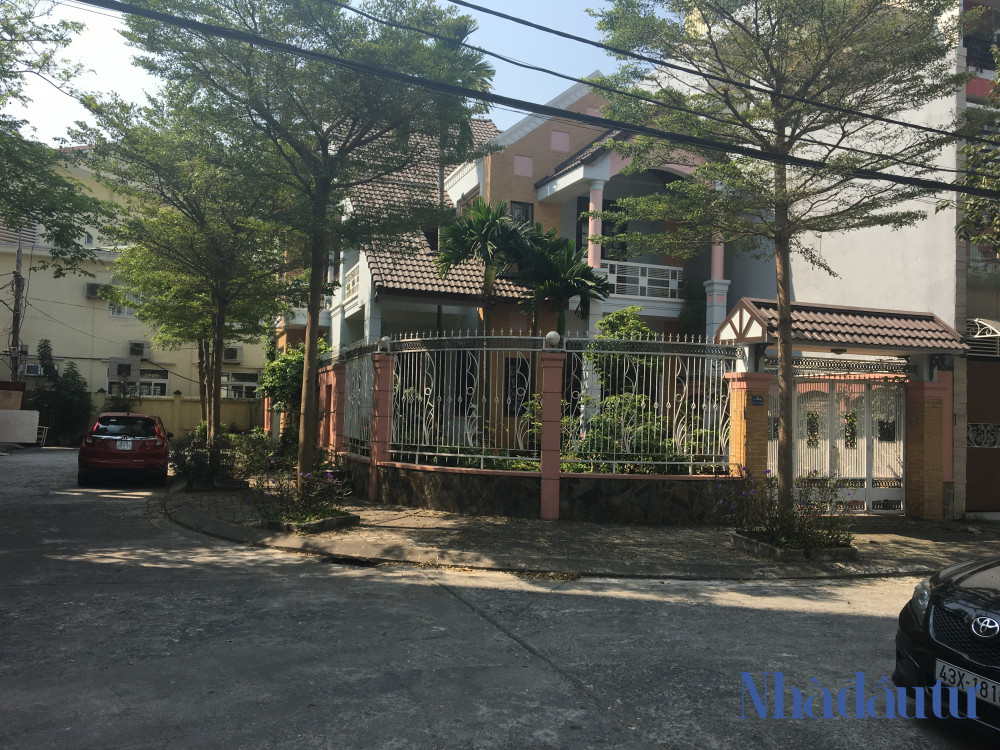 Nằm ở Lô góc, khiến căn biệt thự trở nên sang trọng và nổi bật.