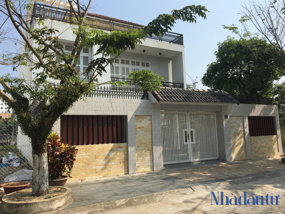 Căn biệt thự của ông Nguyễn Thanh Sang, nguyên Phó Giám đốc Sở Tài chính TP Đà Nẵng.Ông Sang cũng bị khởi tố về hành vi "Vi phạm các quy định về quản lý đất đai".